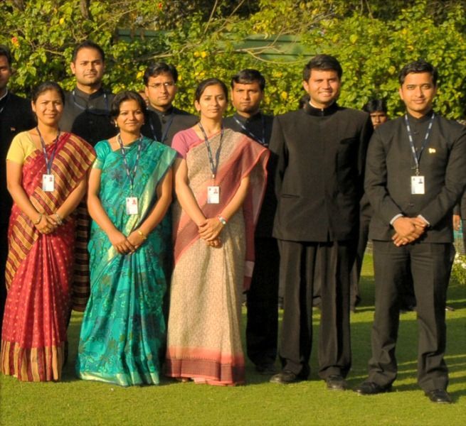 Durga Shakti Nagpal (extrema esquerda) com seus colegas oficiais do IAS