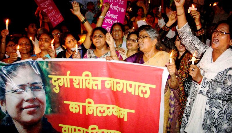Personas que protestan para revocar Durga Shakti Nagpal