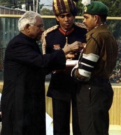 Yogendra Singh Yadav receiving the Param Vir Chakra from the then Indian president, K. R. Narayanan