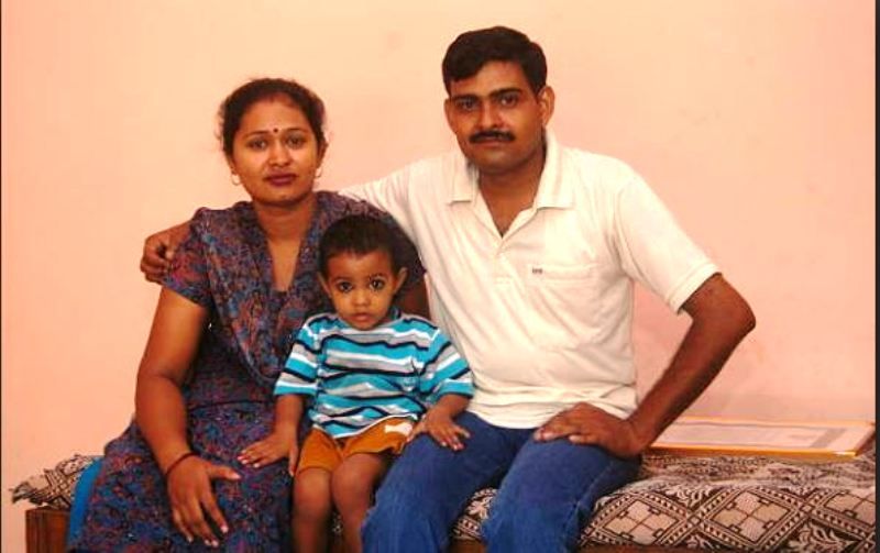 योगेंद्र सिंह यादव अपनी पत्नी और बड़े बेटे के साथ
