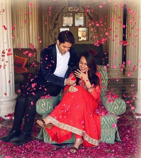 Tina Dabi in Athar Aamir Khan pred fotografijo pred poroko
