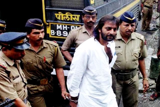 संजय दत्त को 1993 ब्लास्ट केस के सिलसिले में गिरफ्तार किया गया