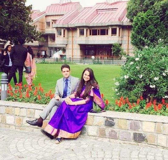 Tina Dabi và Athar Aamir Khan trong chuyến du lịch nước ngoài năm 2016