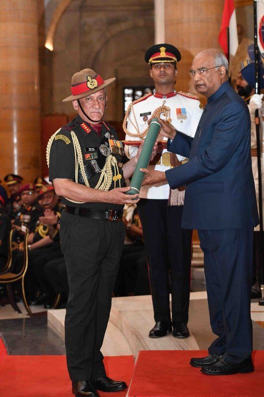 Bipin Rawat menerima Medali Param Vishisht Seva
