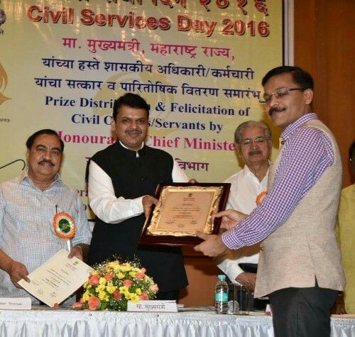 Endine Maharashtra CM Devendra Fadnavis andis Tukaram Mundhele parima kollektsionääri auhinna