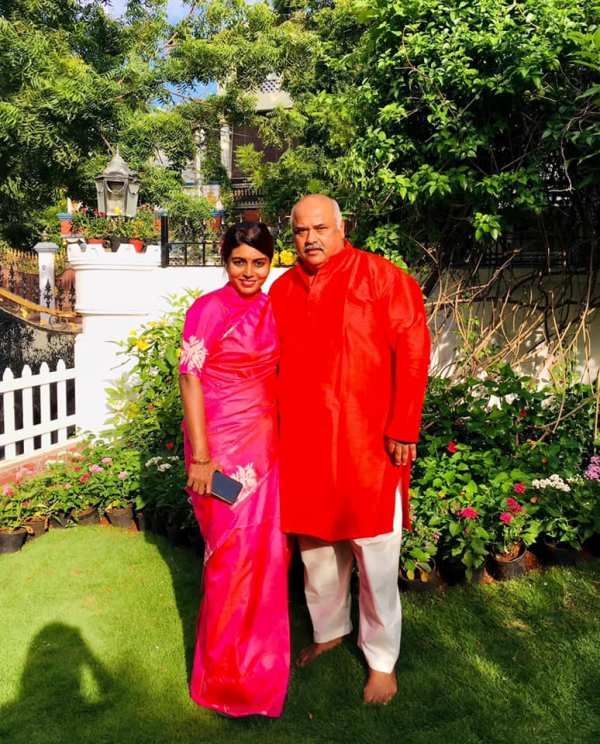 بیلا راجیش اپنے شوہر راجیش داس کے ساتھ