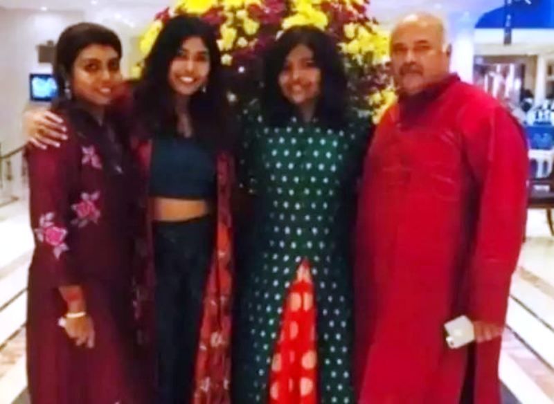 लीला राजेश (चरम बाएं) अपने पति और बेटियों के साथ