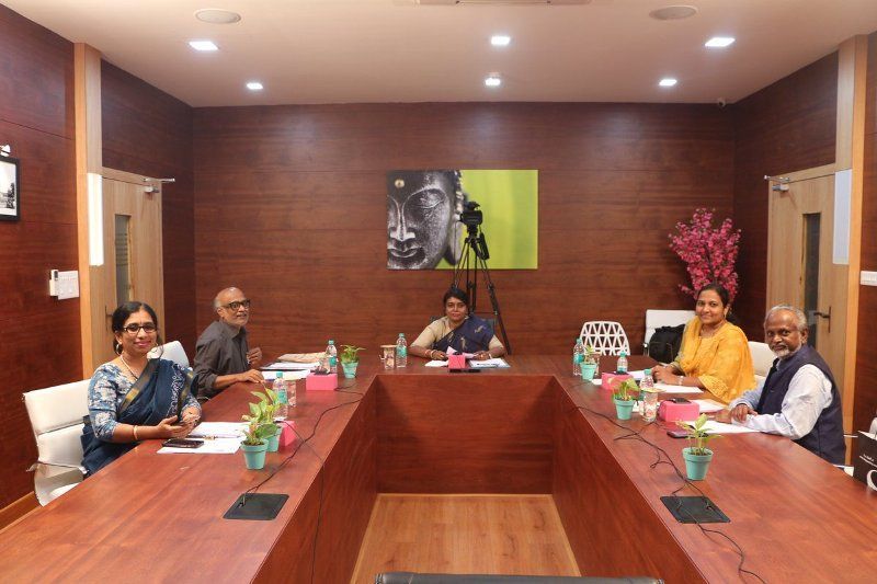 एक आधिकारिक बैठक में नीला राजेश