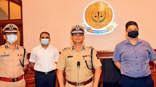 Hemant Nagrale võtab süüdistuse Mumbai politsei komissarina