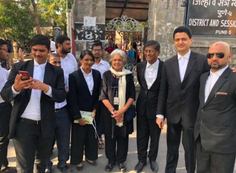 वकीलों की अपनी टीम के साथ इंदिरा जयसिंह