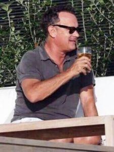 Tom Hank buvant de l'alcool
