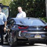 Pierce Brosnan izlazi iz svog automobila BMW i8
