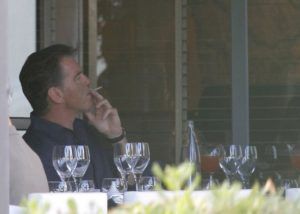 Pierce Brosnan en train de fumer