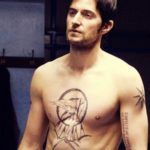 Рицхард Армитаге показује своју тетоважу