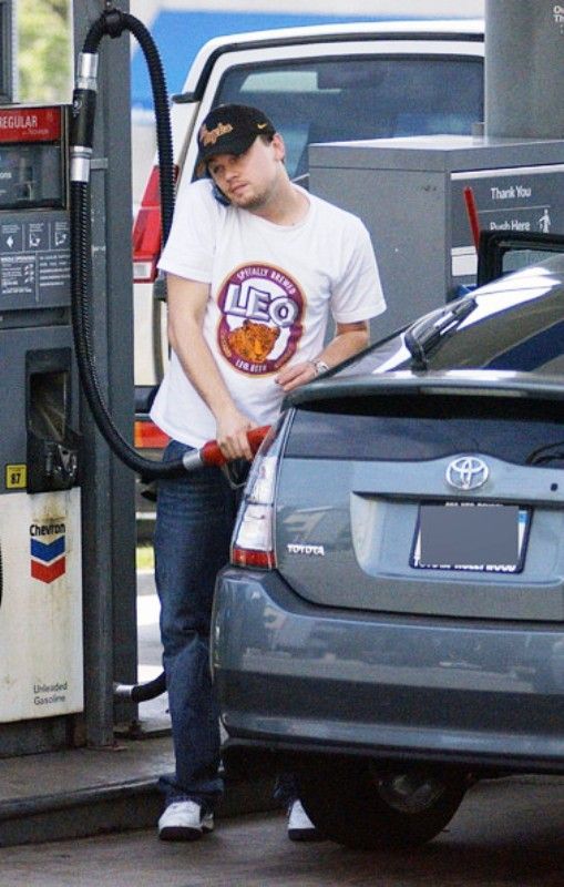 लियोनार्डो डिकैप्रियो अपनी टोयोटा प्रियस कार के साथ एक गैस स्टेशन पर
