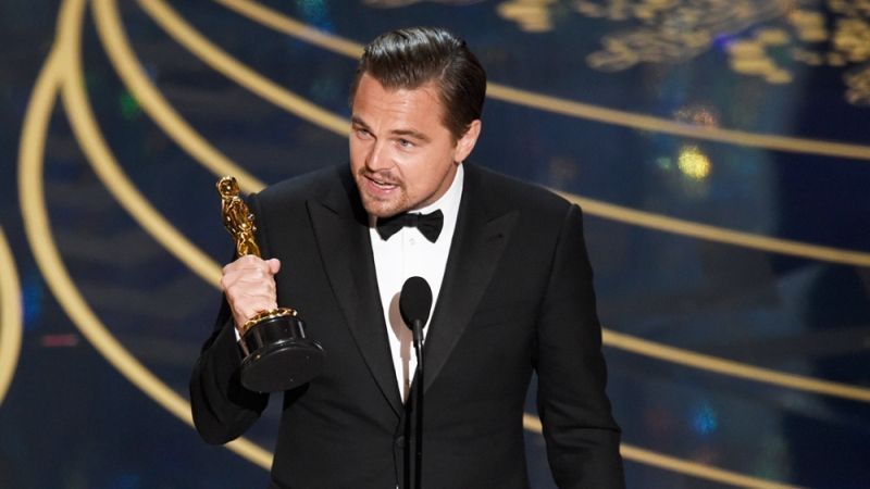 द रेवनेंट के लिए लियोनार्डो डिकैप्रियो को सर्वश्रेष्ठ अभिनेता अकादमी पुरस्कार के साथ