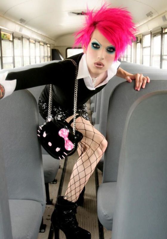 Jefrree Star ينتهك قواعد اللباس المدرسي وينقر على صوره في حافلة المدرسة
