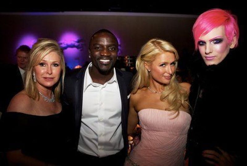 Jeffree Star s Akonom i drugim poznatim osobama