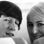 جون لينون مع زوجته سينثيا في نيويورك في فبراير 1964