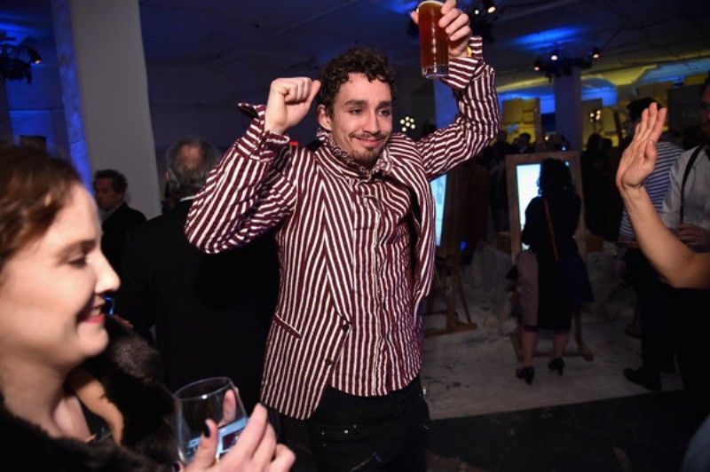 Robert Sheehan élvezi az alkoholt egy partiban