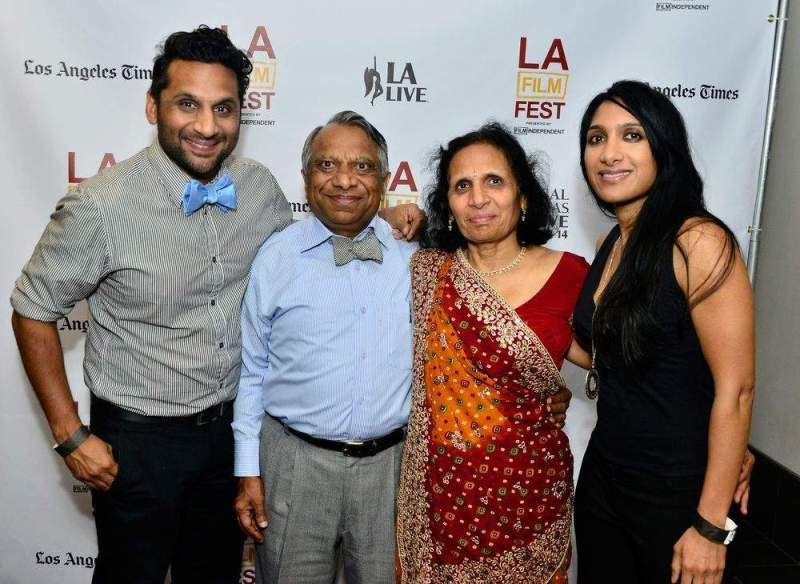Ravi Patel avec ses parents et sa soeur