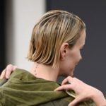 Sarah Paulson exhibant son nouveau tatouage et ses cheveux