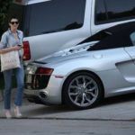 Anne Hathaway sort de son Audi