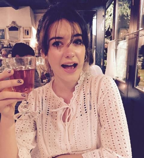 Η Daisy Edgar-Jones πίνει αλκοόλ