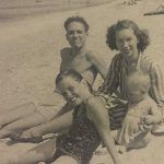 ماري تايلر مور مع والديها وشقيقها الأصغر جون