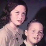 Mary Tyler Moore avec son jeune frère, John