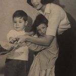 ماري تايلر مور مع أختها الصغرى إليزابيث آن وابنها ريتشي