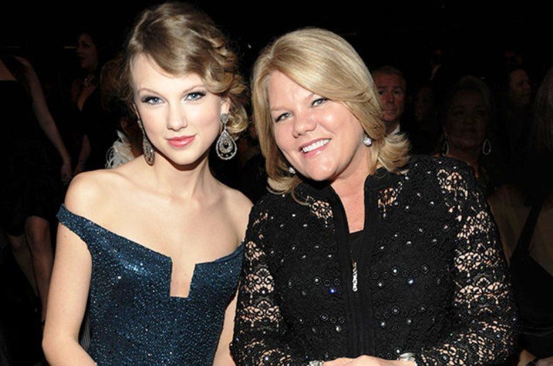 Taylor Swift com sua mãe