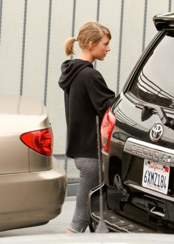 Taylor Swift Uddannelse med sin Toyota Sequoia