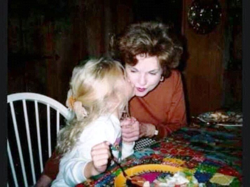 Et barndomsbillede af Taylor Swift med sin bedstemor
