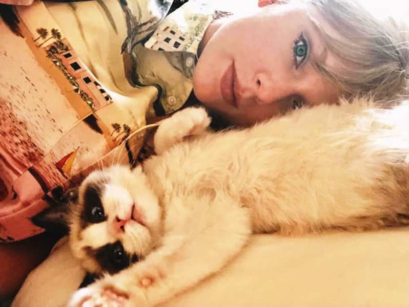 Taylor Swift com seu gato de estimação