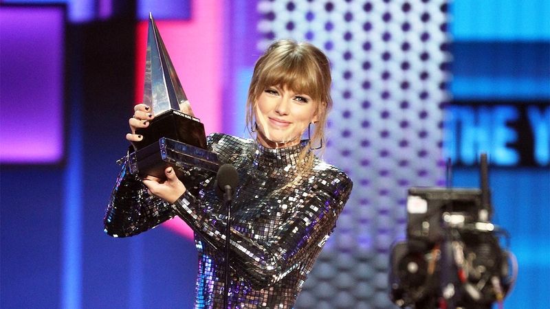 Taylor Swift poseeraa American Music Award -palkinnollaan