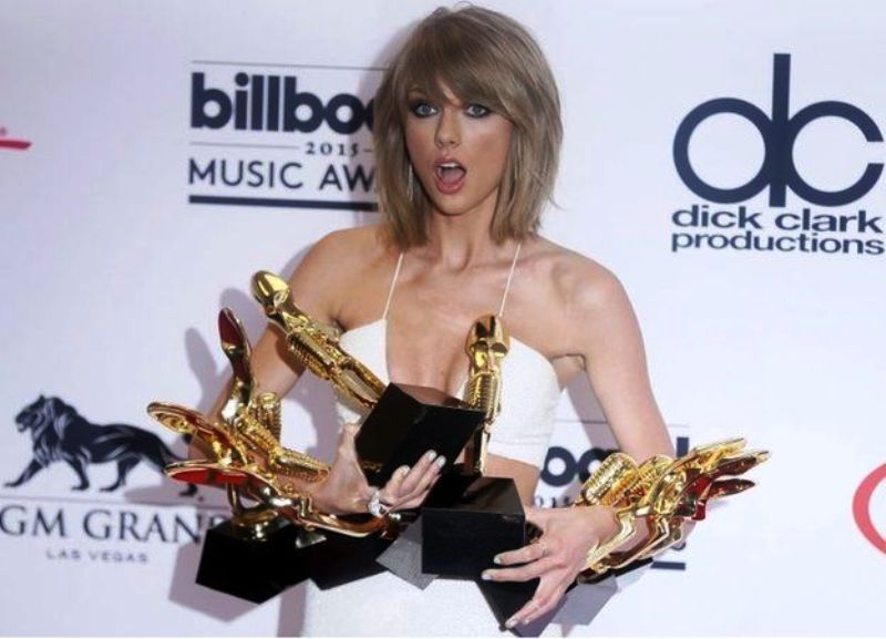 Taylor Swift poseeraa Billboard-musiikkipalkintojensa kanssa