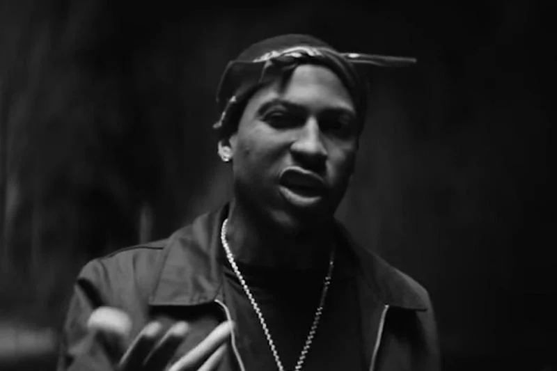   Rapper Trouble musiikkivideossa'Edgewood'