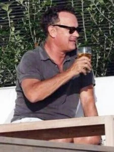   टॉम हैंक शराब पीते हुए