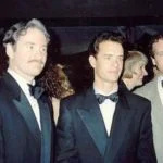   Tom Hanks veljensä Larryn kanssa vasemmalla ja Jimin oikealla