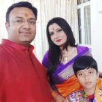   Η Chitra Tripathi με τον σύζυγό της και τον γιο της Aum