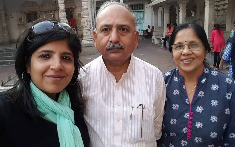 Swati Khandelwal con sus padres