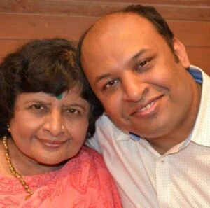   Pratik Sinha met zijn moeder