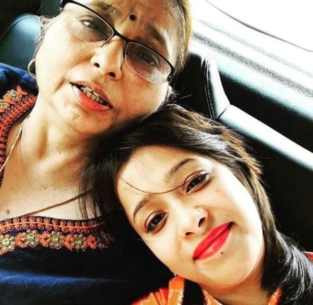 Sweta Tripathi con su madre