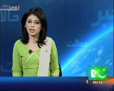 Dr. Fiza Khan under kveldsrapporteringsprogrammet på Dunya News Channel