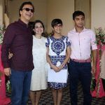 Anupama Chopra con su esposo e hijos