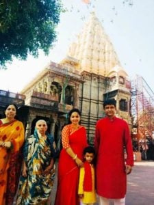   شویتا جھا اپنے خاندان کے ساتھ مہاکالیشور مندر کے باہر