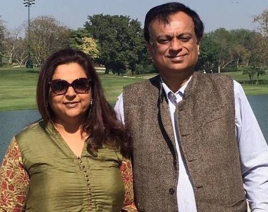 Navika Kumar bersama suaminya