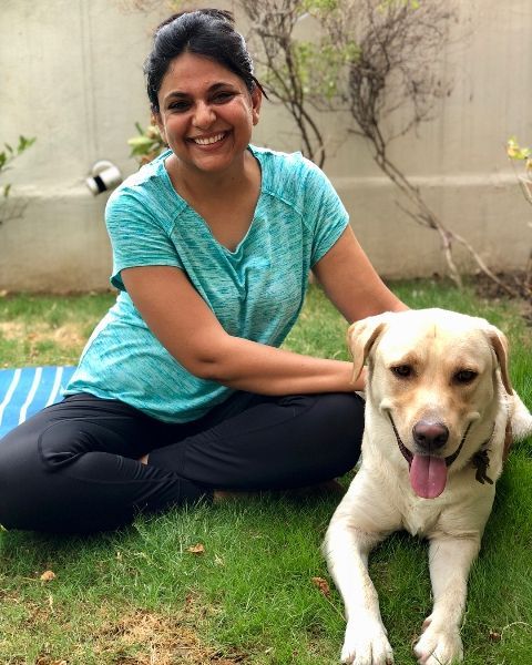 Richa Anirudh bên chú chó cưng