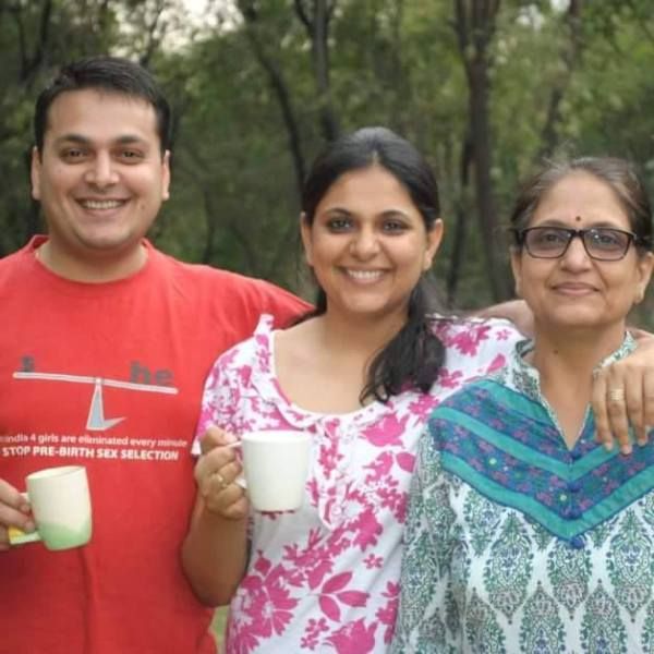 Richa Anirudh với mẹ và anh trai